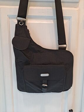 Baggallini Black Uptown Adjustable Crossbody Secure Travel Messenger Bag